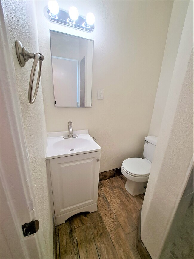 Building Photo - 1309 N La Brea Ave