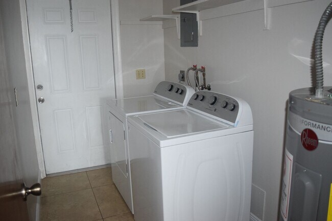Building Photo - Fantastic Floor Plan!