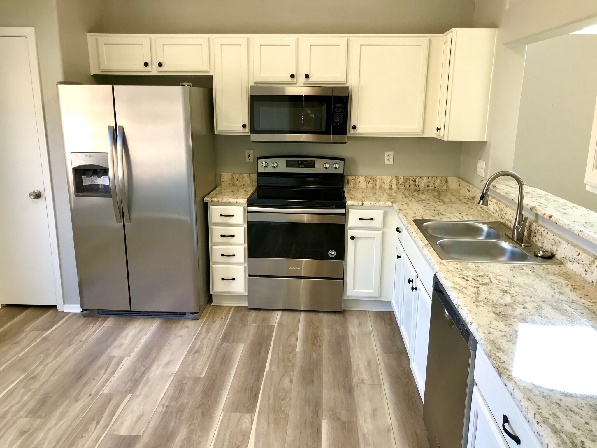 Building Photo - 1323 W Desert Cloud Pl