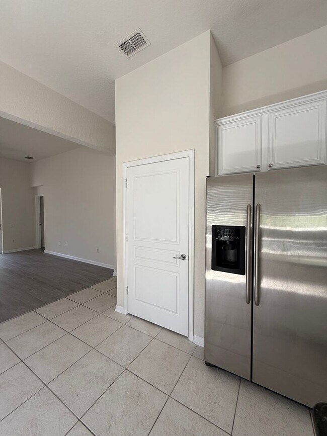 Building Photo - Come View This Amazing 3 Bed 2 Bath Single...