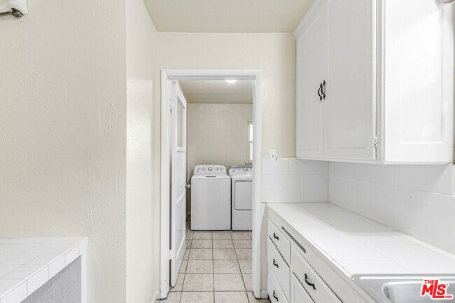 Building Photo - 3725 S Victoria Ave