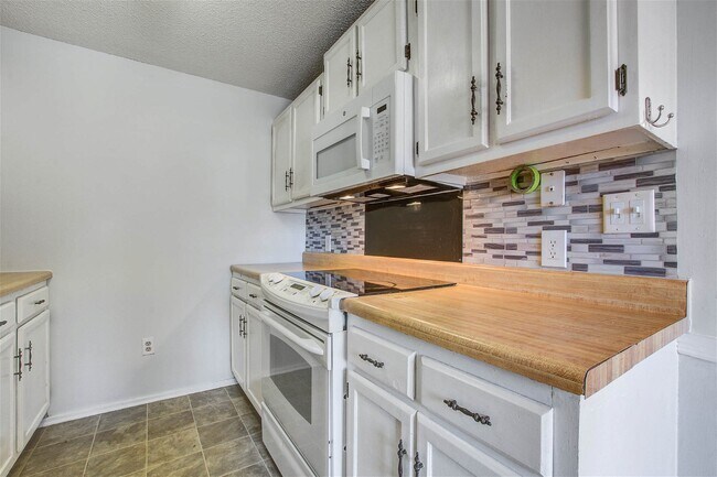 Building Photo - 2135 Burlington Avenue Apt #C, Charleston,...