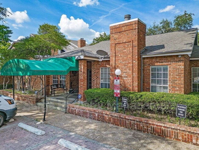 Building Photo - 18333 Roehampton Dr