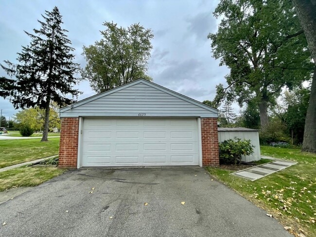 Building Photo - GORGEOUS AND SPACIOUS, 3 BED/2BATH RANCH H...