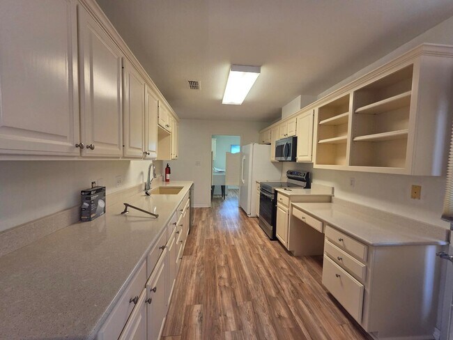 Building Photo - 1303 Malibu Dr