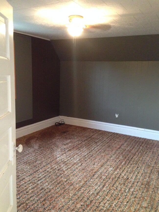 Building Photo - 400 Main St