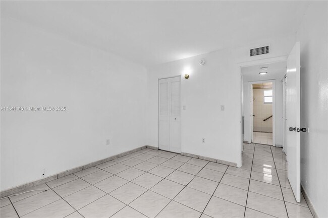 Building Photo - 325 NW 72nd Ave