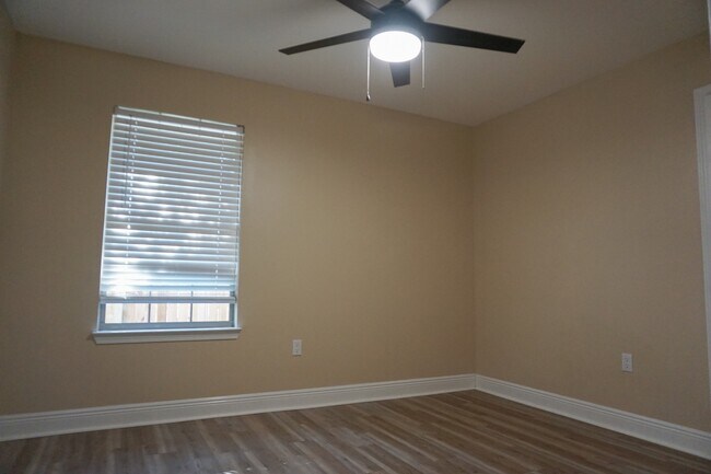 Building Photo - 141 Bronze Cir