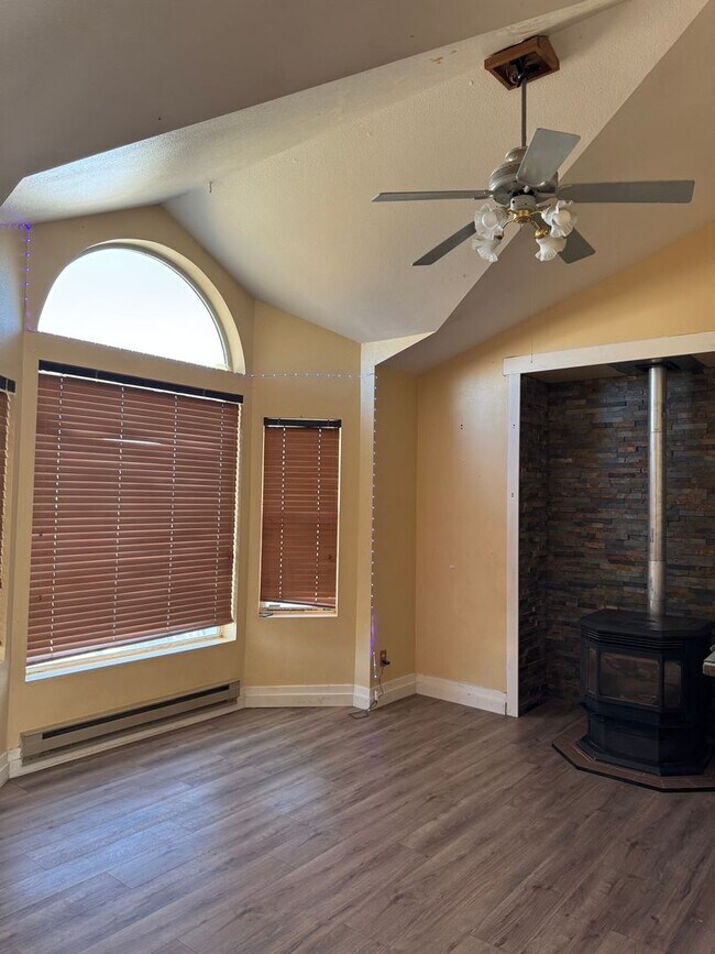 Building Photo - 660 Thistle Dr