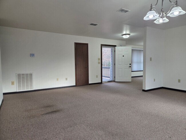 Building Photo - Quiet country rancher on large, secluded lot right at Route 1 and 288