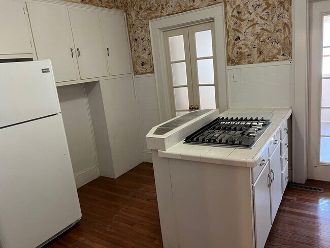 Building Photo - Home with 2 Bedrooms, 2 Baths with Bonus/C...