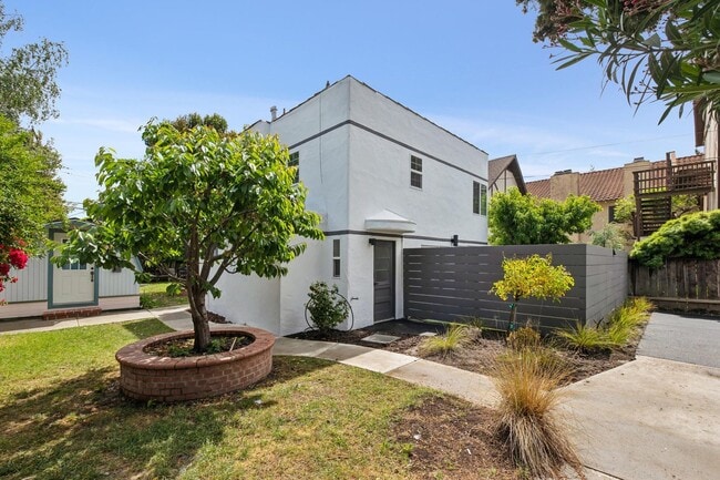 Building Photo - Newly Renovated Historic 1-Bedroom in Downtown North (Palo Alto)