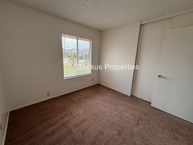 Building Photo - Spacious fenced yard - Three bedroom home ...