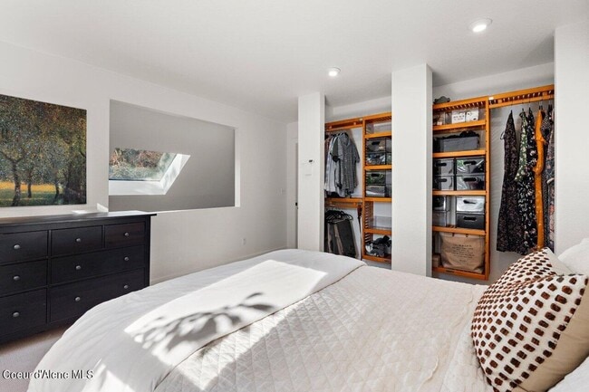 Building Photo - Great CDA Location!