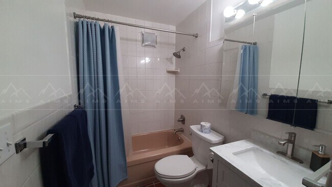 Building Photo - 933 W 20th Ave