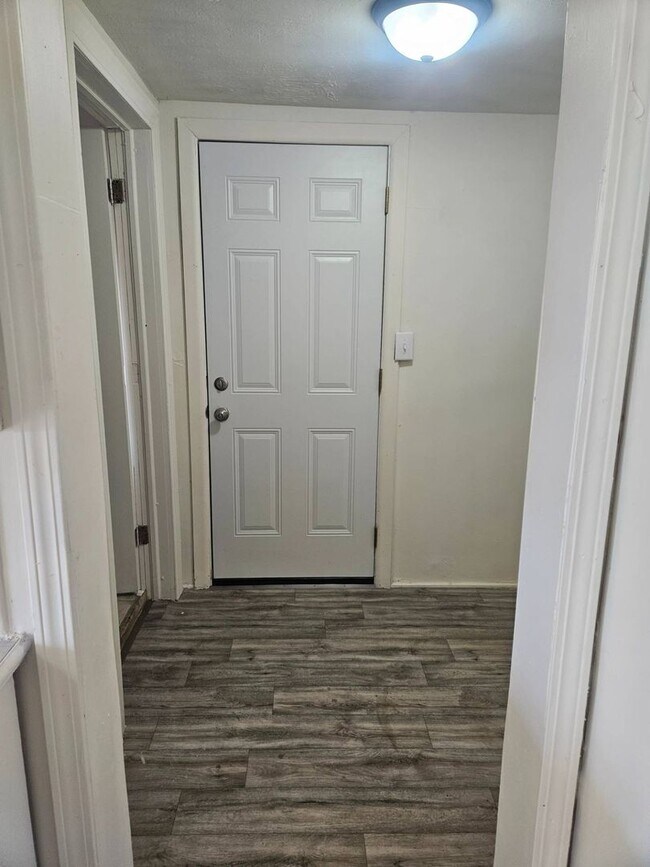 Building Photo - WOW! Look at this property ! You cant beat this price!