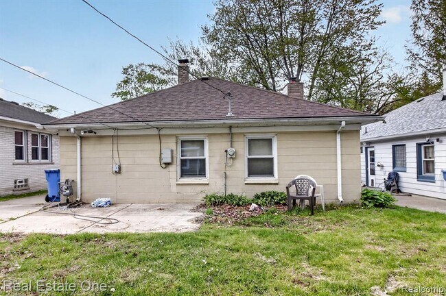 Building Photo - 7420 Drexel St