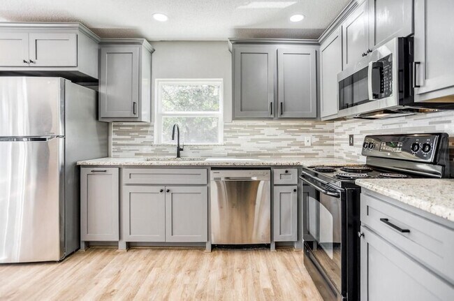 Building Photo - 1802 Hillcrest Dr