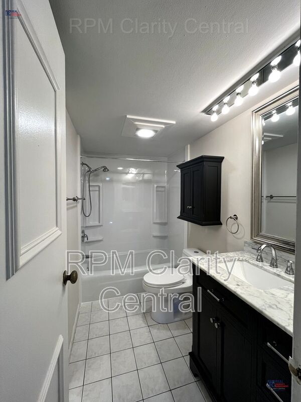 Building Photo - 996 Chatham Ln