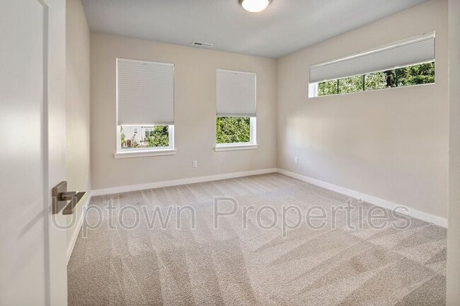 Building Photo - 4366 SE Lone Oak St
