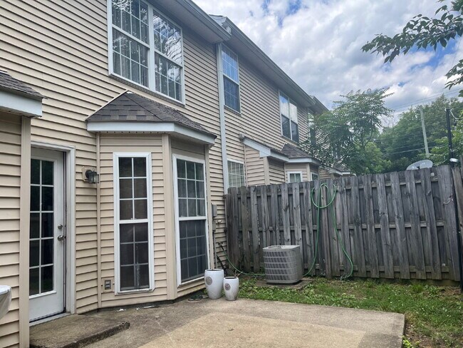 Building Photo - Charming 2 Bed, 2.5 Bath Townhouse in Nashville - Perfect Rental Opportunity!