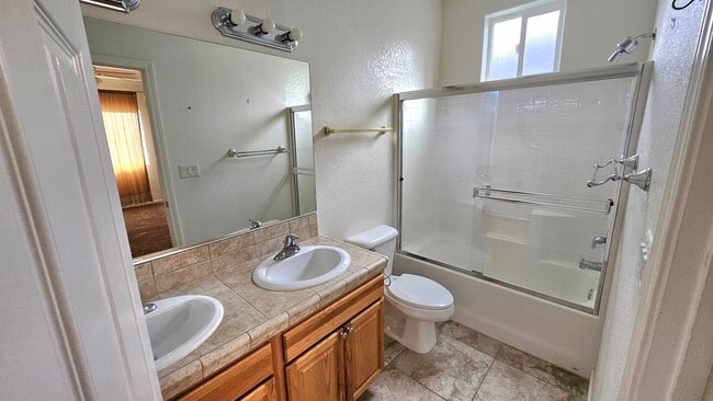 Building Photo - Parkway Village Beauty - 3 Bed + 3 Bth!