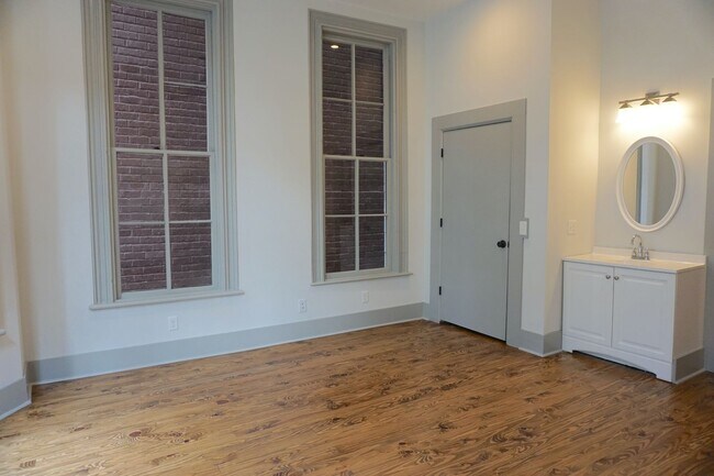 Building Photo - 552 E Liberty