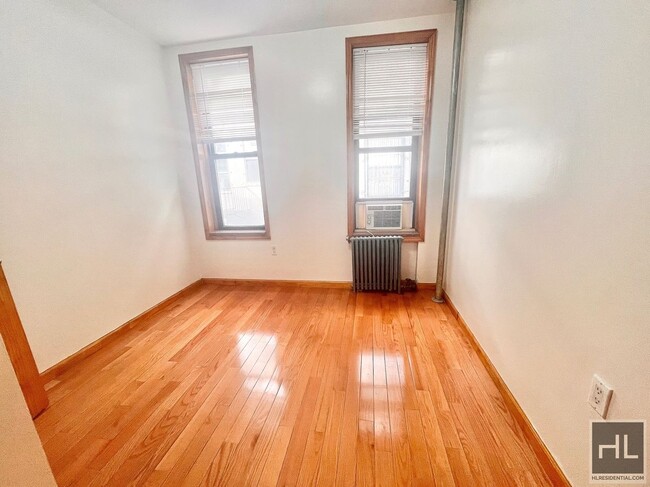 Building Photo - 3BR on Henry Street!!