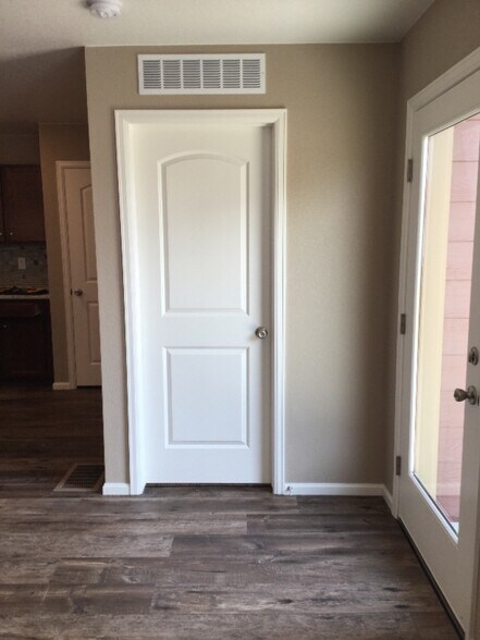 Building Photo - 2983 Cub Lake Dr