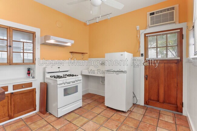 Building Photo - 806 Constantinople St
