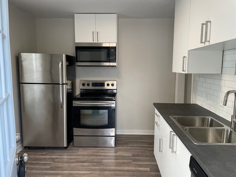 Kitchen - 6630 Fitzhugh Ave