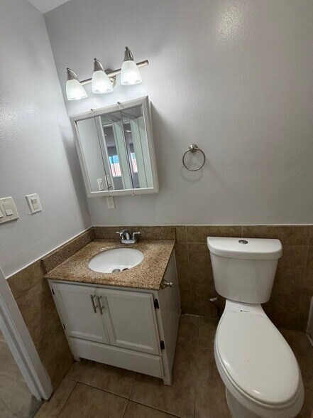 Building Photo - 2919 Carmona Ave