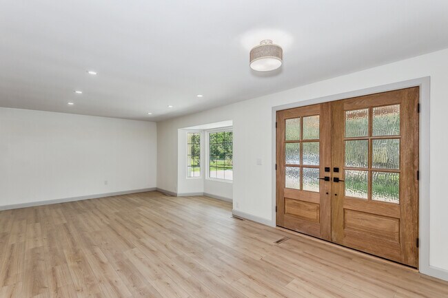 Building Photo - 2243 N Lynnwood Dr