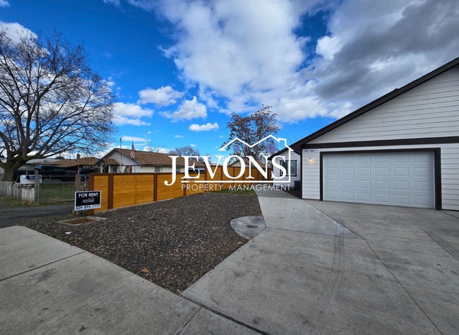 Building Photo - $250 Off on your First Month's Rent. A beautiful home near Downtown Yakima.