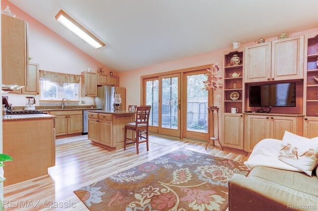 Building Photo - 24323 Pinecrest St
