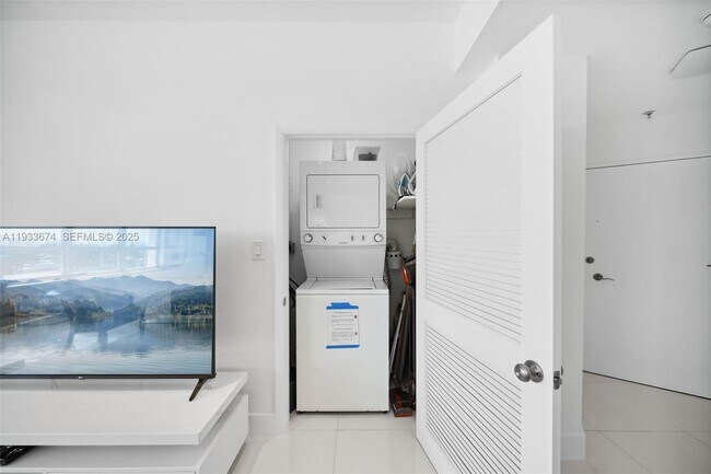 Building Photo - 4925 Collins Ave