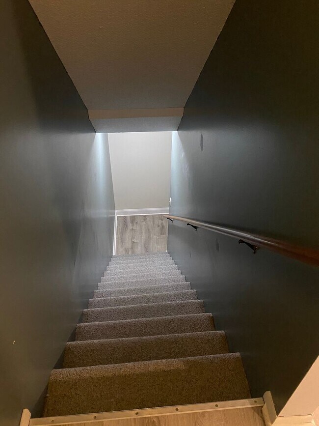 Building Photo - 3 Bedroom 2 Bath Close to the U of M Avail...