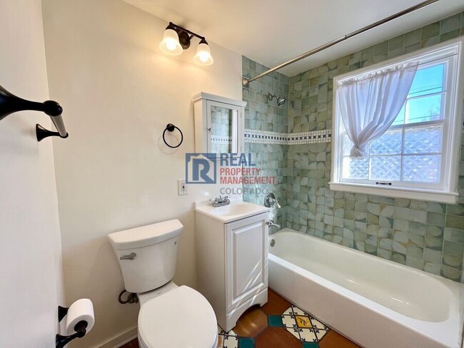 Building Photo - 2858 Jasmine St