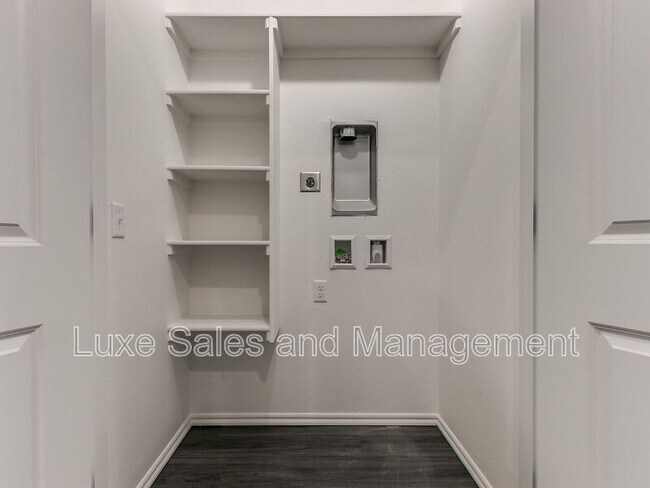 Building Photo - 10908 Oak Holw Ln