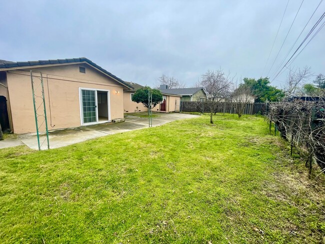 Building Photo - Nice Family Home Near Schools, Transportat...