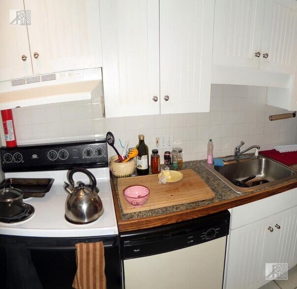 Building Photo - 15 Commonwealth Ct