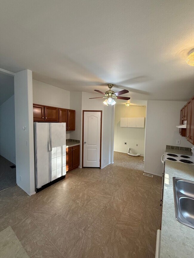 Building Photo - SPIRIT LAKE HOME (P#440)