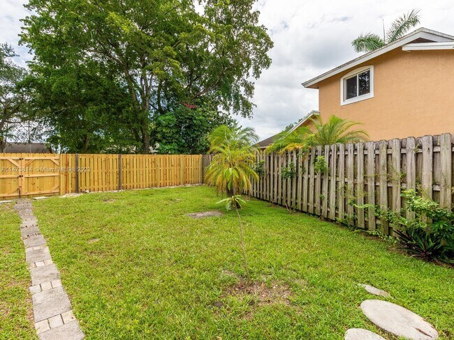 Building Photo - 741 E Plantation Cir