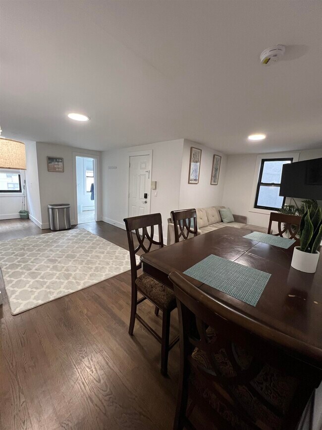 Building Photo - 506 Grand St