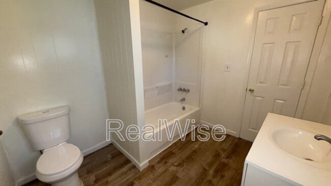 Building Photo - 328 SE Lane Ave