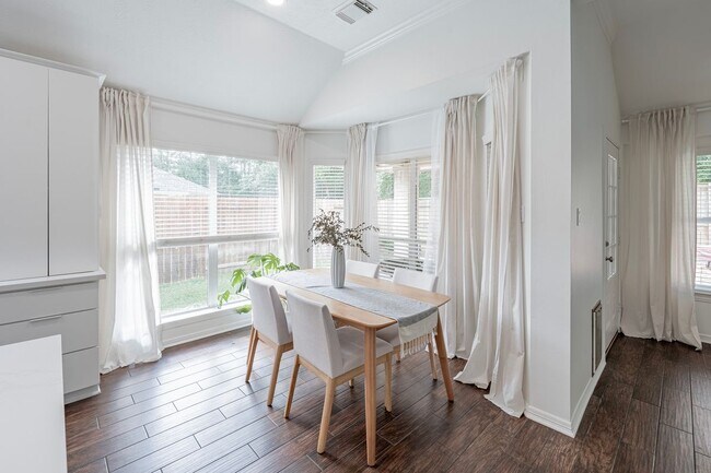 Building Photo - 11 E Sienna Pl