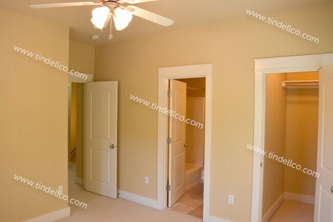 Building Photo - Beautiful and Spacious 3 Bedrooms, 2.5 Bathrooms in Raleigh Hills!