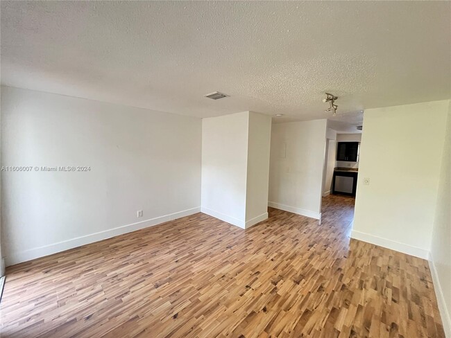 Building Photo - 1406 Arpeika St