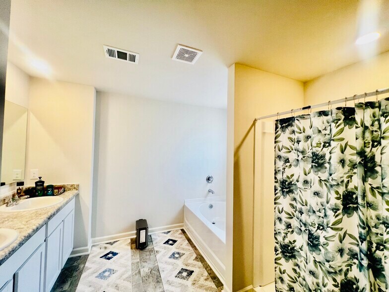 Building Photo - 246 White Cedar Dr