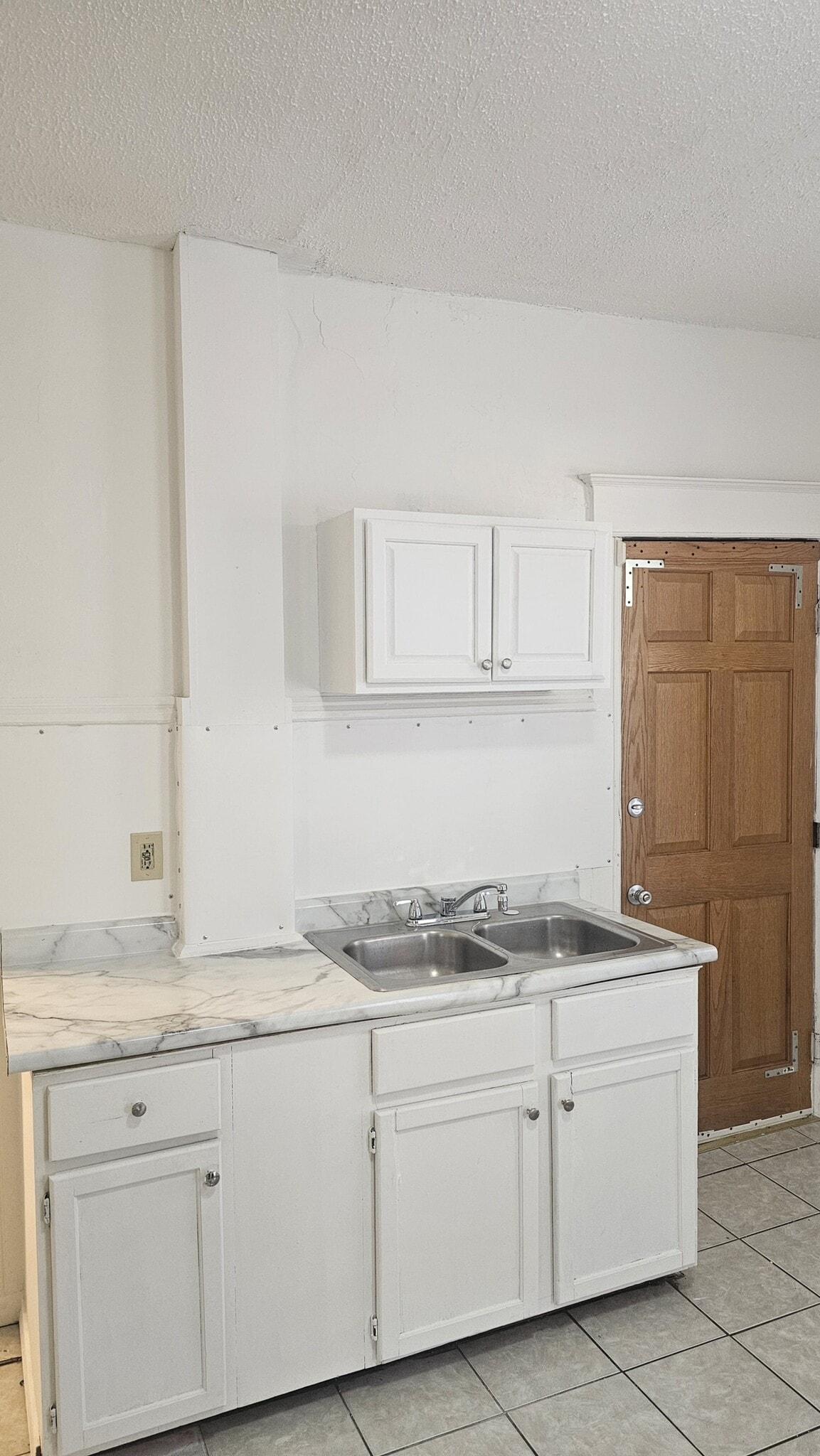 Building Photo - 585 Case Ave